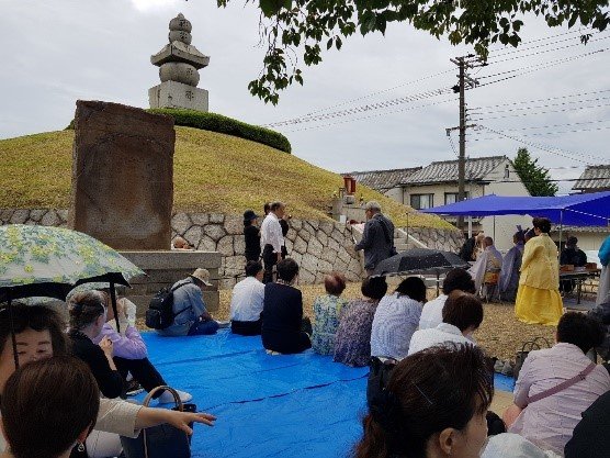 전남 진도에 적을 둔 '왜덕산 사람들'이 귀무덤공원(耳塚公園)에서 개최한 제5회 코무덤 평화제에서 굿을 하고 있다. 사진=전경수 교수