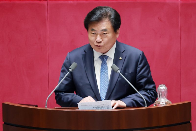 국회는 31일 본회의를 열어 6·3 지방선거 광역단체장 후보 경선 출마로 공석이 된 3개 상임위원회 위원장을 선출했다. 왼쪽부터 서영교 법제사법위원장, 권칠승 행정안전위원장, 소병훈 보건복지위원장. 연합뉴스