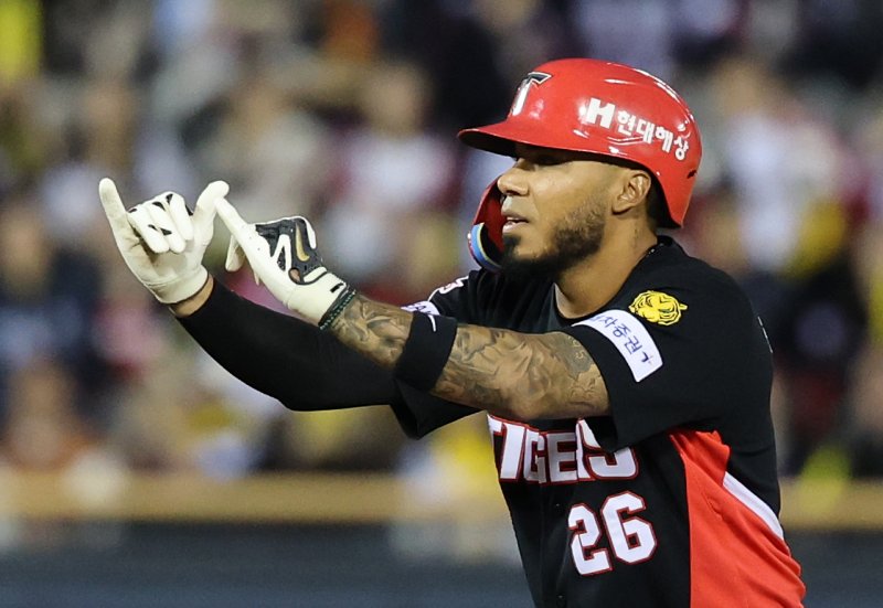 31일 서울 송파구 잠실야구장에서 열린 '2026 신한 SOL KBO리그' 열린 KIA 타이거즈와 LG트윈스의 경기, 2회초 KIA 공격 2사 1,3루 상황에서 카스트로가 2타점 적시 2루타를 때린 후 포효하고 있다.뉴스1