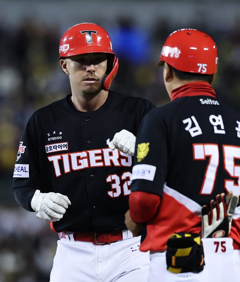 31일 서울 송파구 잠실야구장에서 열린 '2026 신한 SOL KBO리그' 열린 KIA 타이거즈와 LG트윈스의 경기, 5회초 KIA 공격 2사에서 데일이 안타를 때린 후 기뻐하고 있다.뉴스1