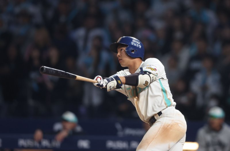 31일 경남 창원NC파크에서 열린 프로야구 2026 KBO리그 롯데 자이언츠와 NC 다이노스의 경기. 7회 말 1사 2·3루 상황 김휘집이 안타를 치고 있다.연합뉴스