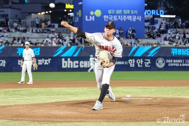 시구를 하고 있는 마산용마고 3학년 에이스 이윤상. NC 다이노스 제공