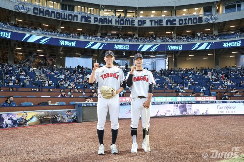 시구, 시타 후 포즈를 취하고 있는 이윤상(왼쪽)과 최민상.NC 다이노스 제공