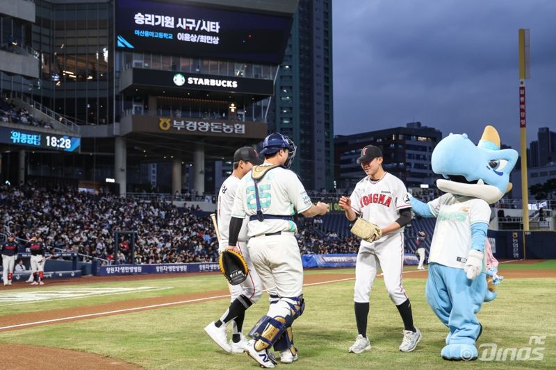 NC 다이노스 포수 김형준이 시구 공을 전달하고 있다. NC다이노스 제공