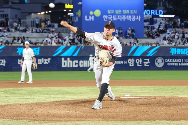 마산용마고 에이스 이윤상의 힘찬 시구. NC다이노스 제공