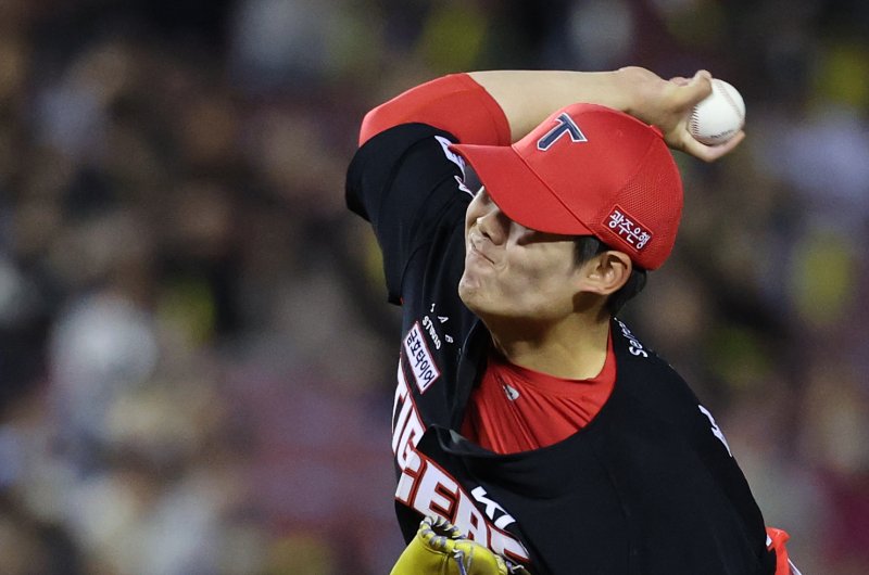 잠실야구장에서 열린 '2026 신한 SOL KBO리그' 열린 KIA 타이거즈와 LG트윈스의 경기, 9회말 마무리 등판한 KIA 성영탁이 역투하고 있다.뉴스1