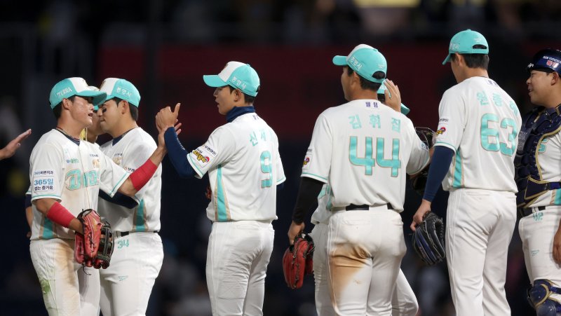 31일 경남 창원NC파크에서 열린 프로야구 2026 KBO리그 롯데 자이언츠와 NC 다이노스의 경기 종료 후 롯데에 9대 2로 승리한 NC 선수단이 인사하며 기뻐하고 있다.연합뉴스