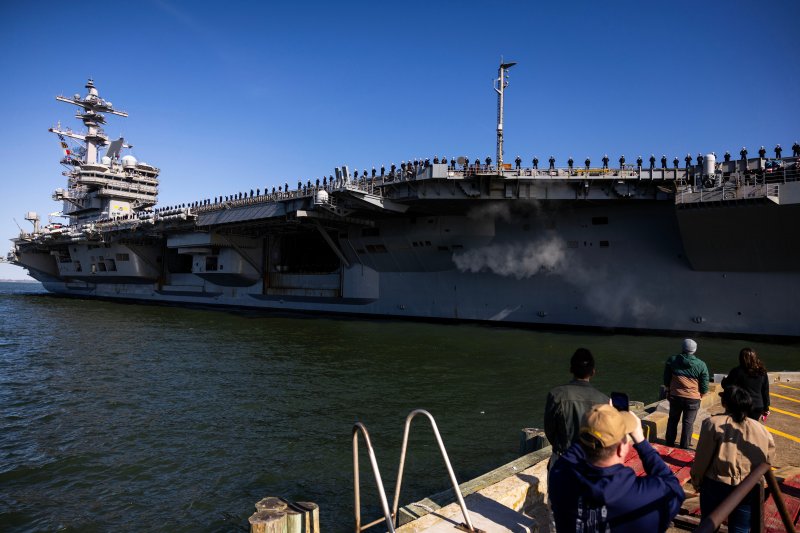 지난달 31일(현지시간) 미국 버지니아주 노퍽 해군기지에서 미국 해군의 조지 H.W. 부시 항공모함(CVN-77)이 중동을 향해 출발하고 있다.AP연합뉴스