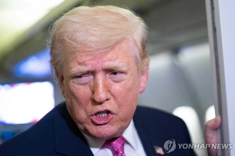 エアフォースワンで記者たち質問に答えるドナルドトランプアメリカ大統領. 連合ニュース