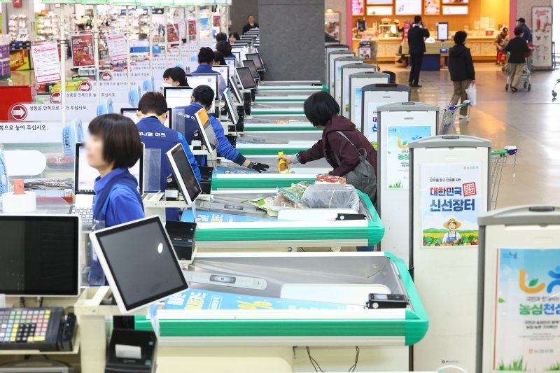 [서울=뉴시스] 황준선 기자 = 25일 서울 시내 한 대형마트에서 소비자들이 장을 보고 있다. 이날 한국은행이 발표한 소비자동향조사에 따르면 이란 전쟁에 따른 물가 상승과 경기 둔화 우려로 3월 소비자심리지수(CCSI)가 107.0으로 1월(112.1)보다 5.1포인트 하락해 지난 비상계엄 사태 이후 약 1년3개월 만에 가장 큰 폭으로 하락했다. 2026.03.25. hwang@newsis.com