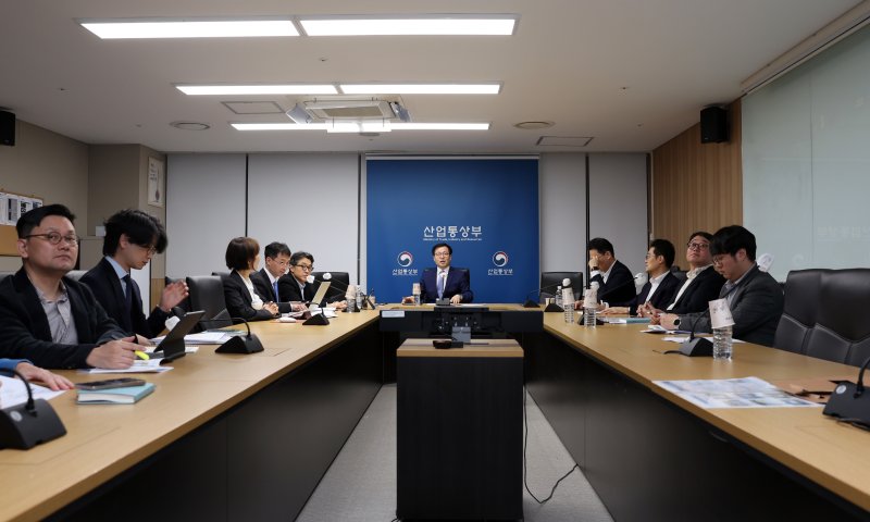 [세종=뉴시스]산업통상부는 지난 31일 여한구 통상교섭본부장 주재로 주요 자원(원유·나프타) 수급 위기 대응을 위한 긴급 화상회의를 열고 안정적 공급망 유지 방안, 대체 공급원 확보 전략 등을 논의했다.(사진=산업부 제공)