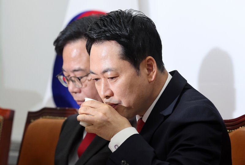 장동혁 국민의힘 대표가 30일 서울 여의도 국회에서 열린 최고위원회의에 참석해 물을 마시고 있다. 2026.3.30 ⓒ 뉴스1 박지혜 기자