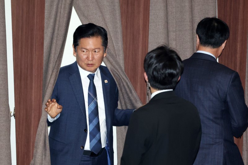 31일 서울 여의도 국회에서 열린 제433회국회(임시회) 제3차 본회의에서 정청래 더불어민주당 대표가 법제사법위원장 보궐선거 등 3건에 관한 투표를 하고 있다. 2026.3.31 ⓒ 뉴스1 이승배 기자