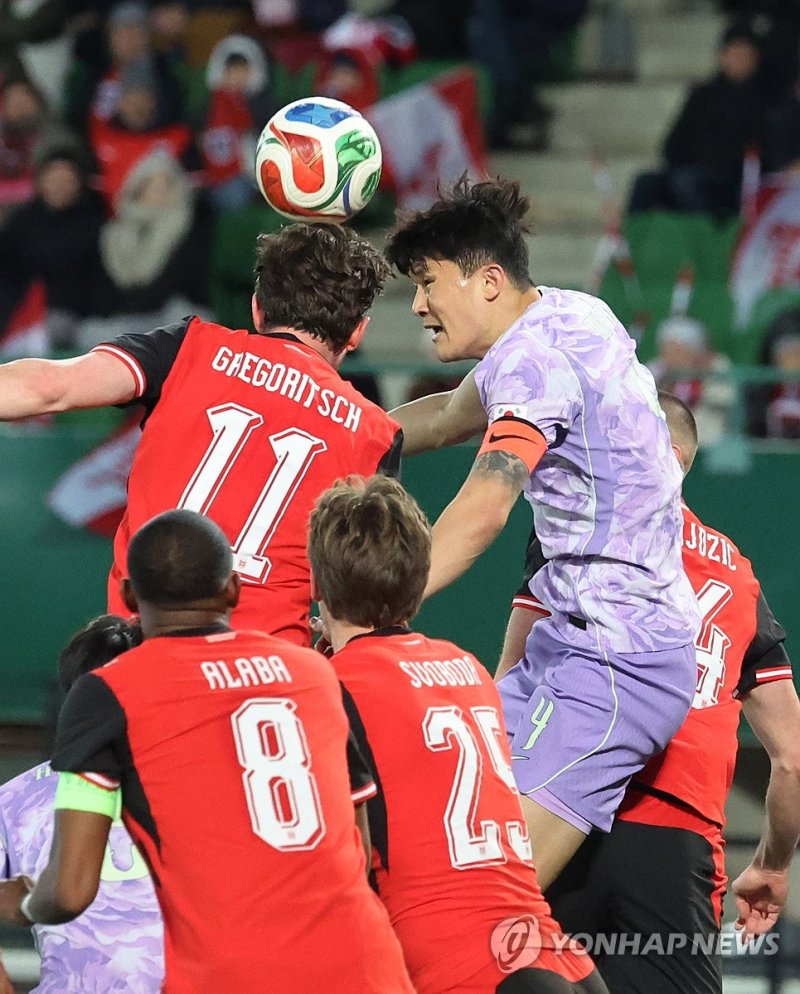 헤더 노리는 김민재 (출처=연합뉴스)