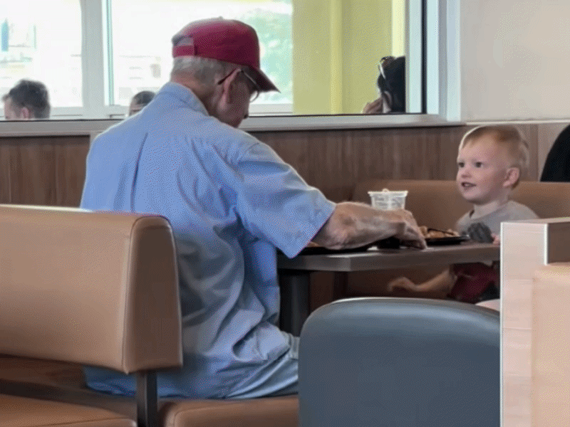 식당서 혼자 밥 먹는 할아버지에게 말동무 되어준 3살 아이