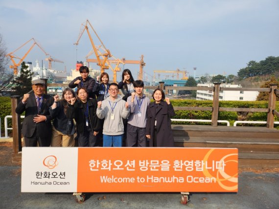 제주대학교 글로컬대학사업단 현장 세미나에 참여한 학생들이 거제 한화오션 사업장에서 조선·해양 산업 현장을 살펴보고 있다. 산업 현장 견학과 교육 과정을 연결한 실전형 학습 프로그램으로 마련됐다. /사진=제주대학교 제공