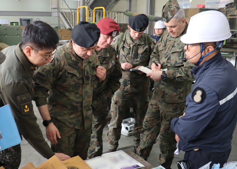 육군은 폴란드 총사령부 대표단을 초청해 지난 달 29일부터 4박 5일간 방한 일정을 진행했다고 1일 밝혔다. 사진은 마렉 소코워프스키(중장) 총사령관을 비롯한 폴란드 대표단이 8사단 예하 군수지원대대를 방문해 한국군의 우수한 야전 정비체계 및 정비 기술 노하우에 대한 설명을 듣고 있는 모습. 육군 제공