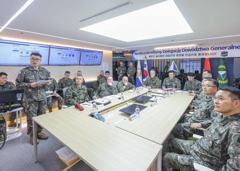 육군은 폴란드 총사령부 대표단을 초청해 지난 달 29일부터 4박 5일간 방한 일정을 진행했다고 1일 밝혔다. 사진은 마렉 소코워프스키(중장) 총사령관을 비롯한 폴란드 대표단이 육군군수사령부를 방문해 한국군의 우수한 군수지원체계 전반에 대한 설명을 듣고 있는 모습. 육군 제공