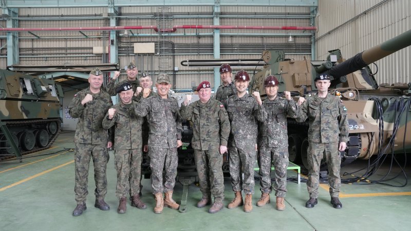 육군은 폴란드 총사령부 대표단을 초청해 지난 달 29일부터 4박 5일간 방한 일정을 진행했다고 1일 밝혔다. 사진은 마렉 소코워프스키(중장) 총사령관을 비롯한 폴란드 대표단이 육군종합군수학교를 방문해 K-방산 무기체계의 안정적 운용을 위한 정비지원 체계와 실습 현장을 견학하고 K9 자주포를 배경으로 기념 촬영하는 모습. 육군 제공