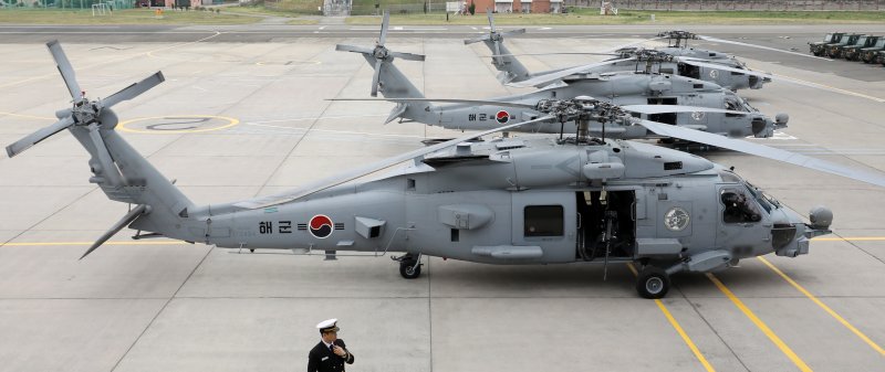1일 경남 창원 진해구 해군 제62해상항공전대에서 열린 신형 해상작전헬기 MH-60R(시호크) 인수식에서 MH-60R이 배치돼 있다. 북한 잠수함을 원거리에서 탐지 후 공격할 수 있는 최신예 해상작전헬기 MH-60R은 뛰어난 탐지장비와 무장을 바탕으로 함정에 탑재돼 해상초계, 대함작전, 대잠작전, 탐색 및 구조작전 등 다양한 임무를 수행한다. 뉴스1