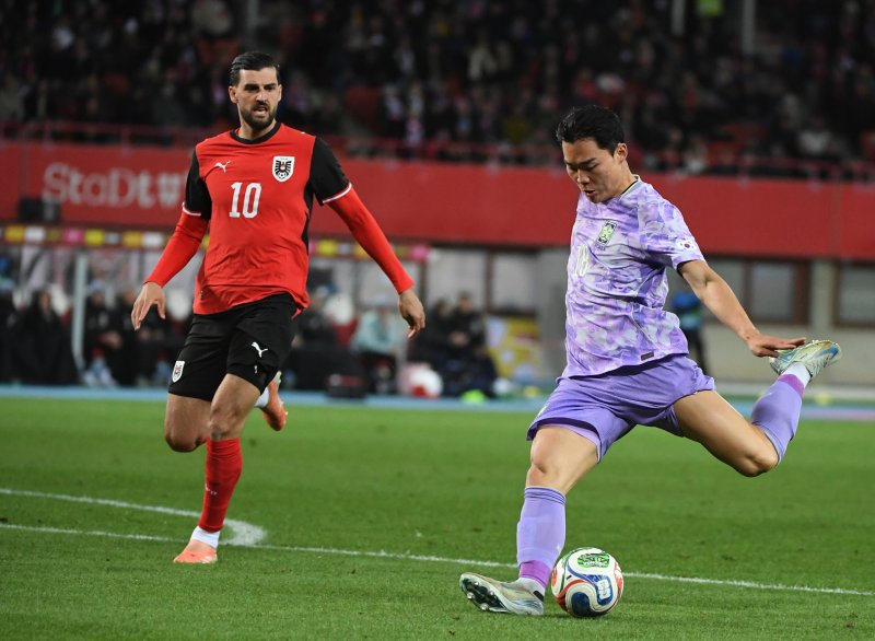 오현규가 지난달 31일(현지 시간) 오스트리아 빈의 에른스트 하펠 스타디움에서 열린 오스트리아와 평가전 중 슈팅하고 있다. 한국이 0-1로 패해 북중미 월드컵 이전 A매치 2연전 2패를 기록했다.뉴시스