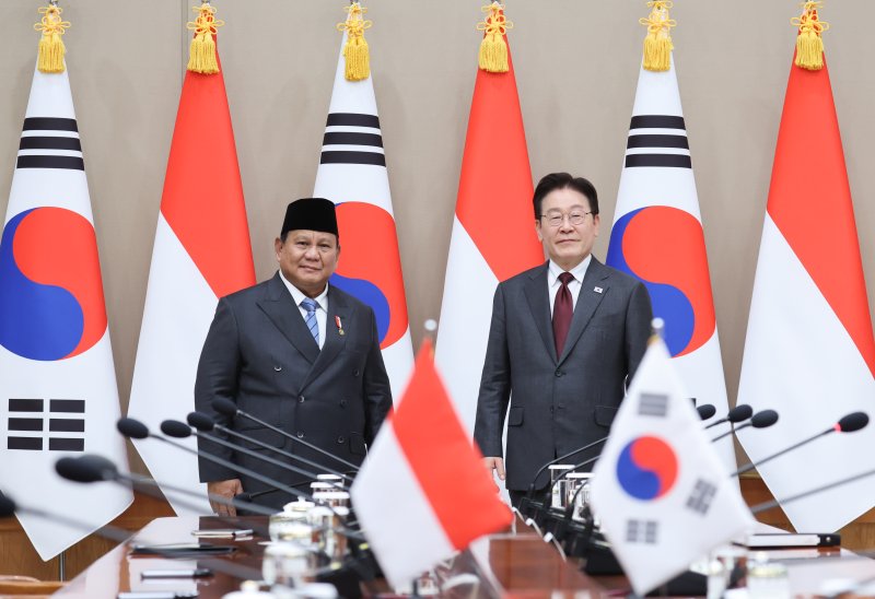 이재명 대통령과 프라보워 수비안토 인도네시아 대통령이 1일 청와대에서 열린 한·인니 확대 정상회담에서 기념촬영을 하고 있다. 뉴스1