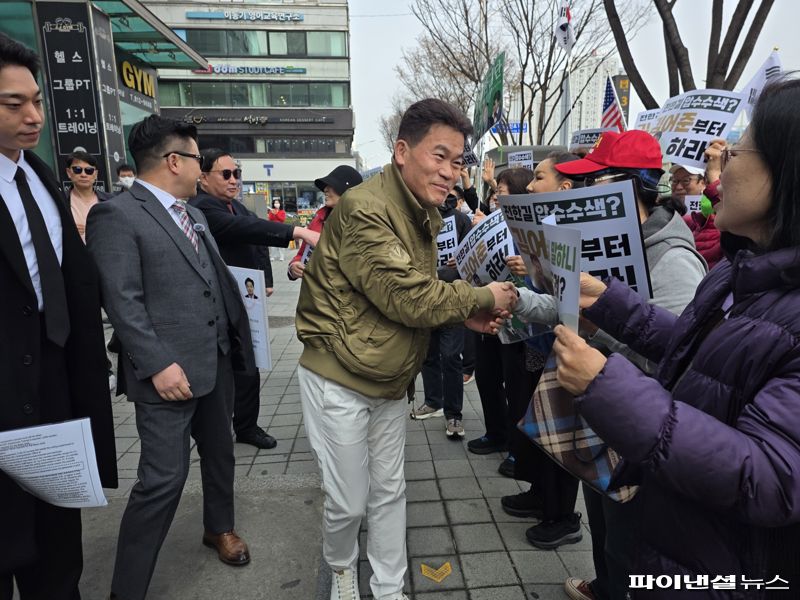 1일 오전 한국사 강사 출신 유튜버 전한길씨가 서울경찰청 광역범죄수사대 조사에 출석하기 전 지지자들과 만나고 있다. 사진=박성현 기자