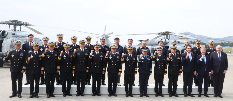 김경률 해군참모총장 등이 1일 오전 경남 창원시 진해구 해군 제62해상항공전대에서 열린 해상작전헬기(MH-60R·시호크) 인수식에서 기념 촬영하고 있다. 이 헬기는 해상초계, 대함전, 탐색 및 구조 등 다양한 임무를 수행한다. 연합뉴스)