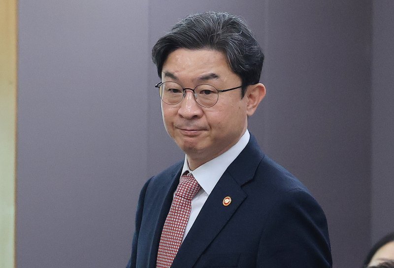 이억원 금융위원회 위원장이 1일 서울 종로구 정부서울청사에서 열린 가계부채 점검회의에 참석하고 있다. 2026.4.1 ⓒ 뉴스1 임세영 기자