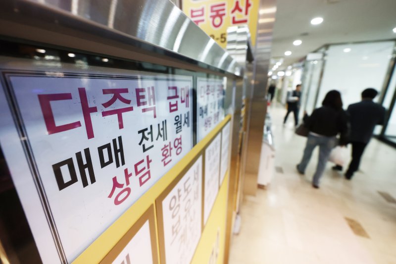 이재명 대통령이 부동산 정책 수립 과정에서 다주택자나 부동산 과다 보유 공직자를 배제하겠다는 입장을 밝힌 22일 서울 시내 부동산에 다주택자 급매 상담 안내문이 붙어 있다. 2026.3.22 ⓒ 뉴스1 김민지 기자