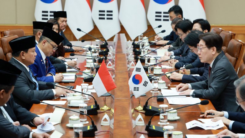 이재명 대통령과 프라보워 수비안토 인도네시아 대통령이 1일 청와대에서 확대 정상회담을 하고 있다. 연합뉴스