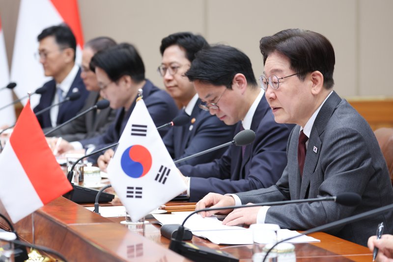 이재명 대통령이 1일 청와대에서 열린 프라보워 수비안토 인도네시아 대통령과의 확대 정상회담에서 발언하고 있다. 연합뉴스
