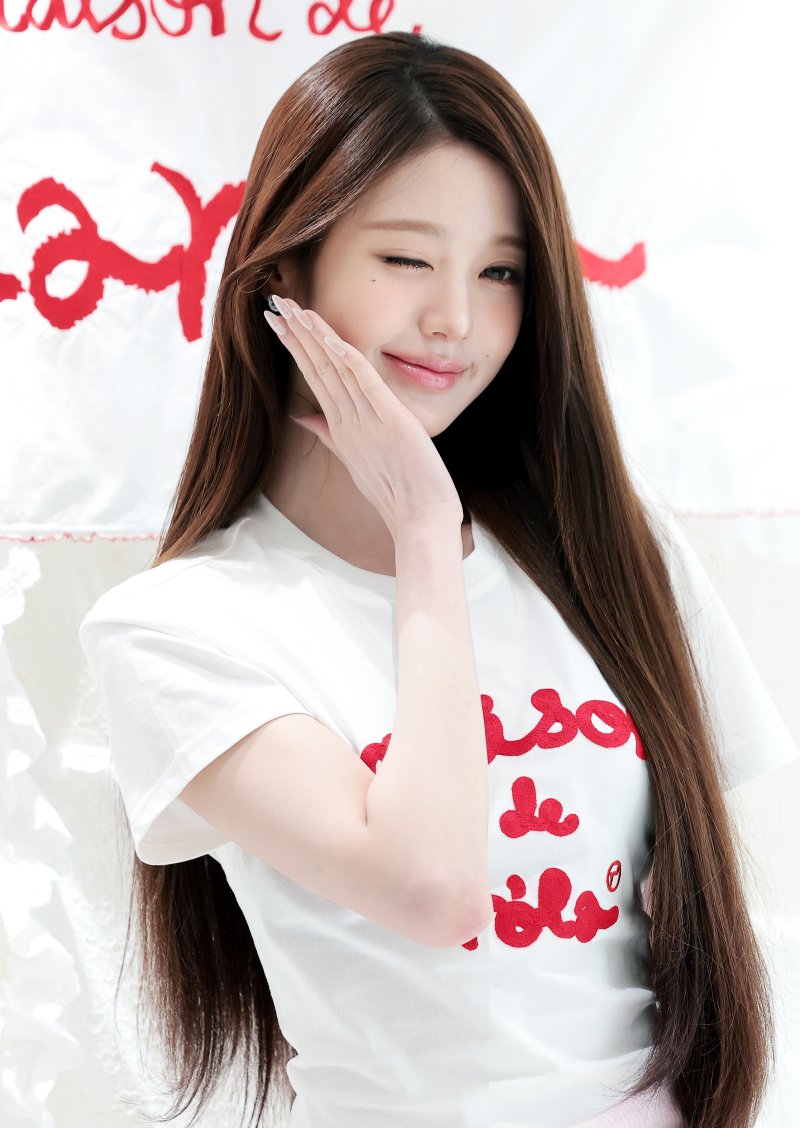 '인간 벚꽃' 장원영, 서촌에 내려온 봄의 여신