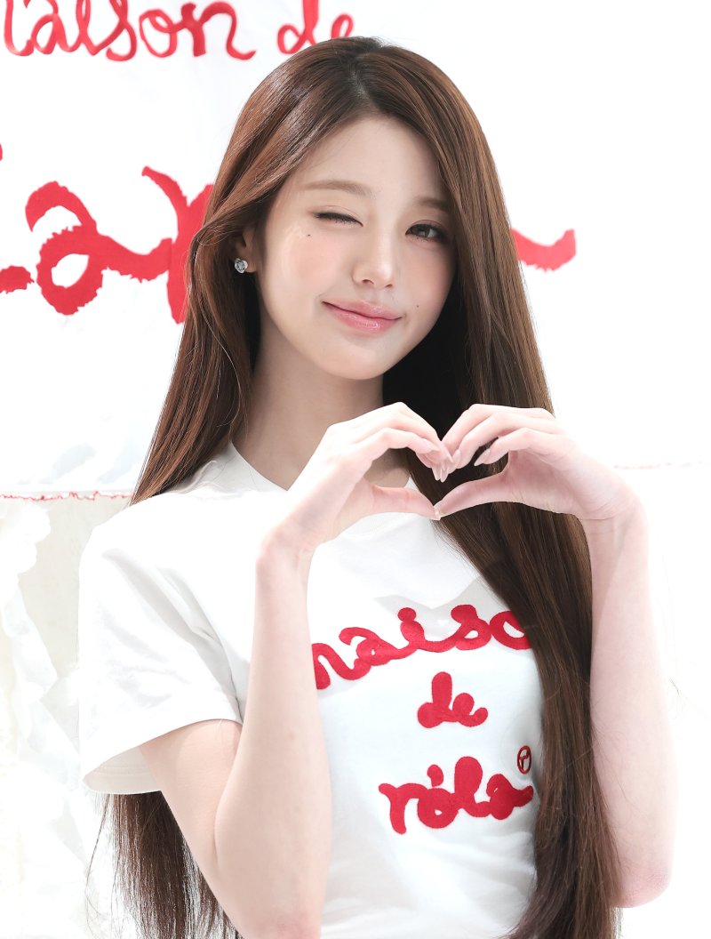 '인간 벚꽃' 장원영, 서촌에 내려온 봄의 여신