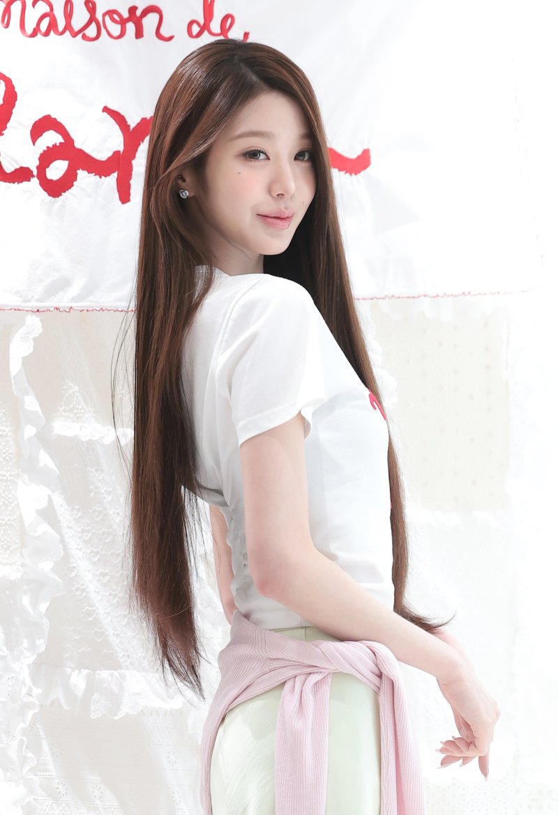 '인간 벚꽃' 장원영, 서촌에 내려온 봄의 여신