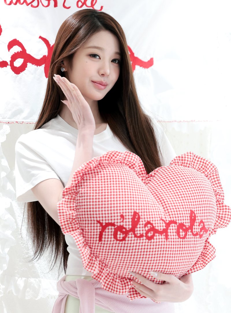 '인간 벚꽃' 장원영, 서촌에 내려온 봄의 여신