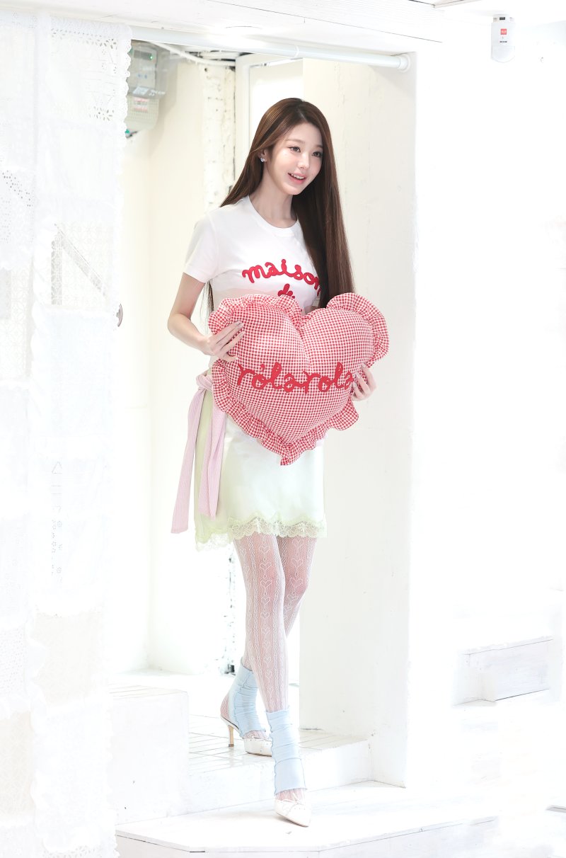 '인간 벚꽃' 장원영, 서촌에 내려온 봄의 여신