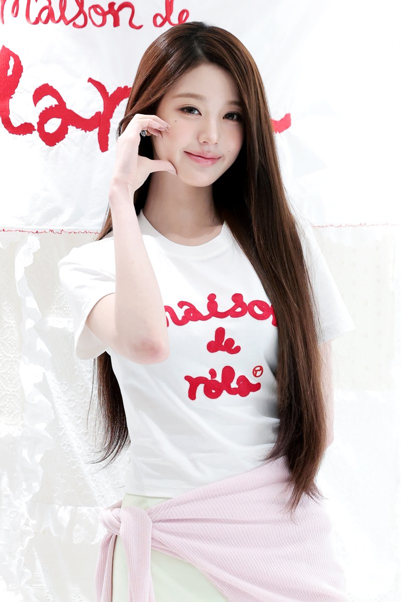 '인간 벚꽃' 장원영, 서촌에 내려온 봄의 여신