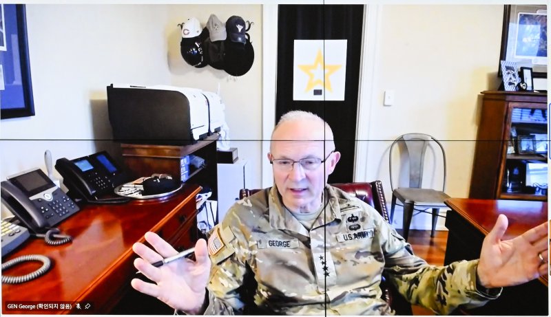 랜디 조지 미 육군참모총장이 1일 김규하 육군참모총장과 화상회의를 하고 있다. 육군 제공