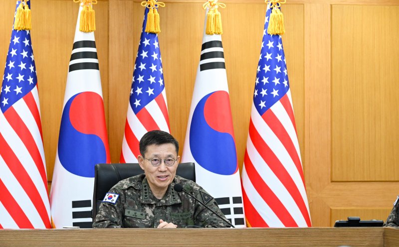 김규하 육군참모총장이 1일 랜디 조지 미 육군참모총장과 화상회의를 하고 있다. 육군 제공