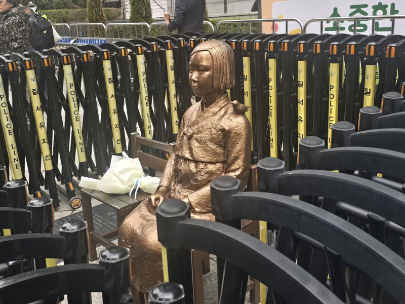 1일 서울 종로구 옛 주한 일본대사관 앞에서 열린 제1746차 일본군 성노예제 문제해결을 위한 정기 수요시위에서 소녀상 주위에 바리케이드가 다시 설치됐다. 사진=서지윤 기자