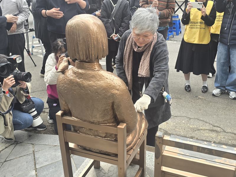 1일 서울 종로구 옛 주한 일본대사관 앞에서 열린 제1746차 일본군 성노예제 문제해결을 위한 정기 수요시위에서 소녀상을 제작한 김서경 작가가 소녀상의 상태를 살펴보고 있다. 사진=서지윤 기자