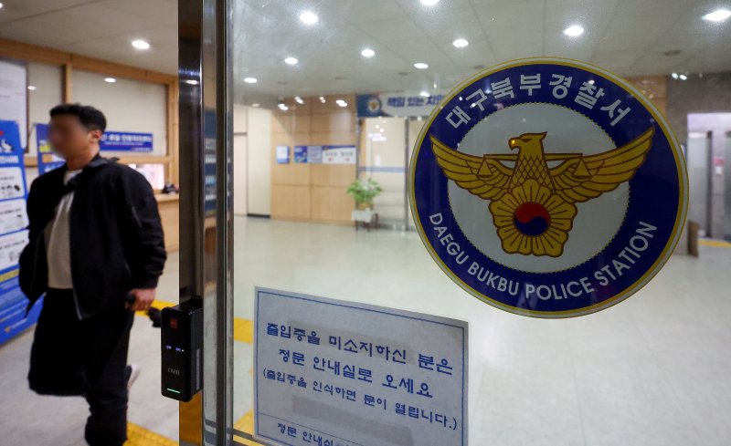 [대구=뉴시스] 이무열 기자 = 31일 대구 북부경찰서에서 50대 여성의 시신을 유기한 혐의를 받는 20대 딸과 사위가 조사를 받고 있다. 이들은 지난 18일 대구 중구 한 주거지에서 50대 여성의 시신을 캐리어에 담아 신천변에 유기한 혐의를 받고 있다.사진은 31일 대구북부경찰서. 2026.03.31. lmy@newsis.com