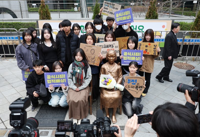 지난 1일 서울 종로구 옛 주한 일본대사관 앞에서 열린 제1746차 일본군 성노예제 문제해결을 위한 정기 수요시위에서 참가자들이 소녀상과 사진을 찍고 있다. 평화의 소녀상은 이날 수요시위에서 약 6년 만에 경찰 바리케이드를 벗어나 시민들 앞에 모습을 드러냈다. /사진=뉴시스
