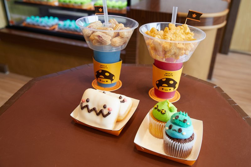 메이플스토리 캐릭터를 본따 만든 도넛과 컵케이크