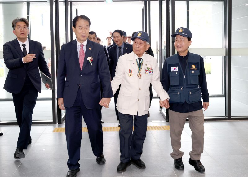 오을 국가보훈부 장관이 지난 4월 1일 오후 대전광역시 유성구 국립대전현충원 신청사 개청식을 마친 뒤 국가유공자들과 새롭게 단장한 청사를 둘러보고 있다. 뉴스1