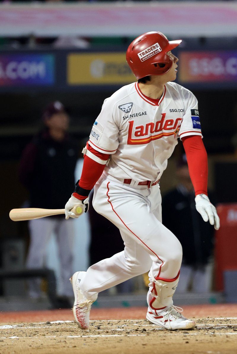 문학야구장에서 열린 '2026 신한 SOL KBO리그' 키움 히어로즈와 SSG 랜더스의 경기, SSG 랜더스 박성한이 3회말 무사 선두타자로 나서 2루타를 치고 있다.뉴스1