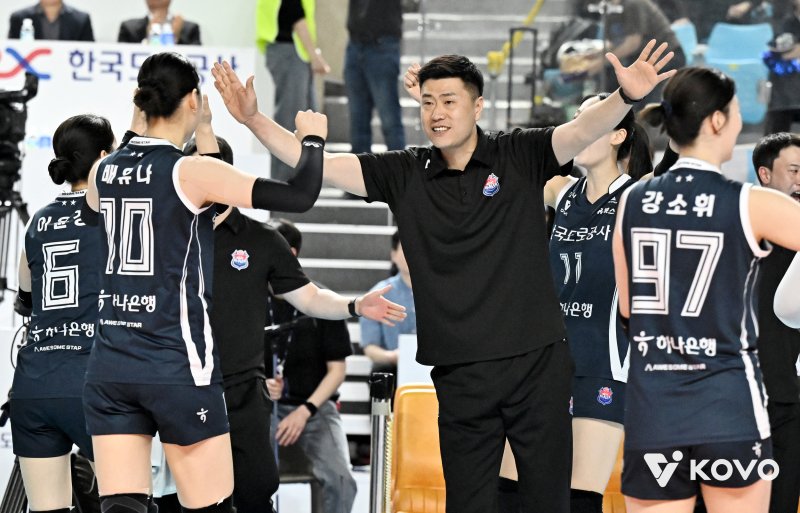 한국도로공사 김영래 감독대행이 1일 김천실내체육관에서 열린 2025-2026 V-리그 포스트시즌 여자 프로배구 챔피언 결정전 1차전 GS칼텍스와 한국도로공사의 경기에서 선수들과 하이파이브를 하고 있다. (KOVO 제공. 재판매 및 DB 금지) 2026.4.1 ⓒ 뉴스1