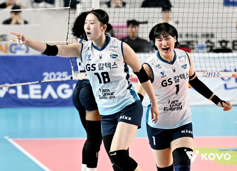 GS칼텍스 권민지가 1일 김천실내체육관에서 열린 2025-2026 V-리그 포스트시즌 여자 프로배구 챔피언 결정전 1차전 GS칼텍스와 한국도로공사의 경기에서 환호하고 있다. (KOVO 제공. 재판매 및 DB 금지) 2026.4.1 ⓒ 뉴스1