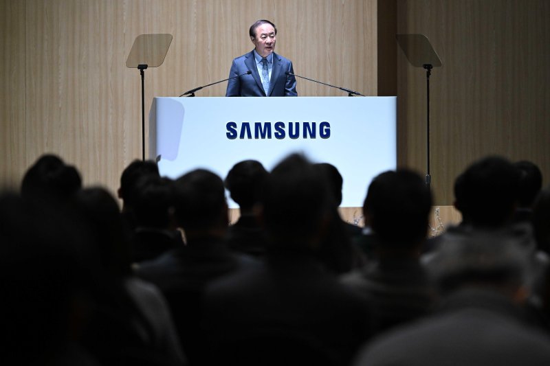 전영현 삼성전자 대표이사 부회장 겸 DS부문장이 지난달 18일 오전 경기 수원시 수원컨벤션센터에서 열린 제57기 정기 주주총회에서 인사말을 하고 있다. 뉴시스